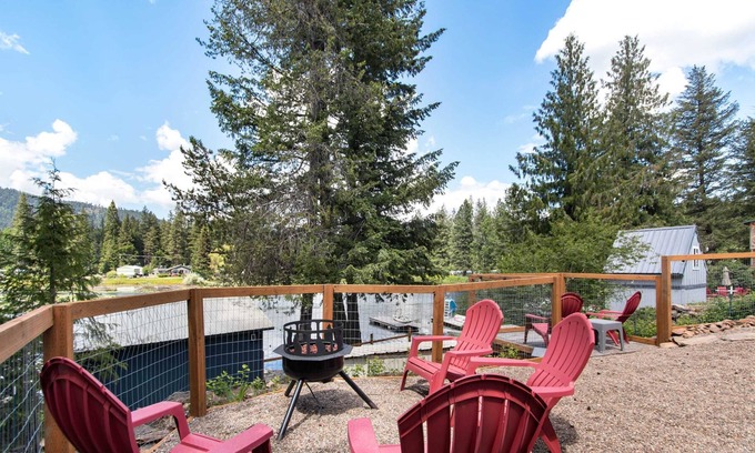 Twin Lakes House | The Wolf Den | A Cozy Rathdrum Voyage