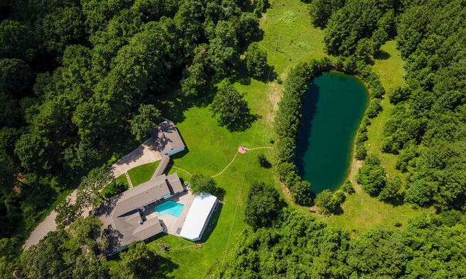 Magnolia House | 🌿 The Woodlands TX Retreat Sleeps 24 Pool Jacuzzi Lake