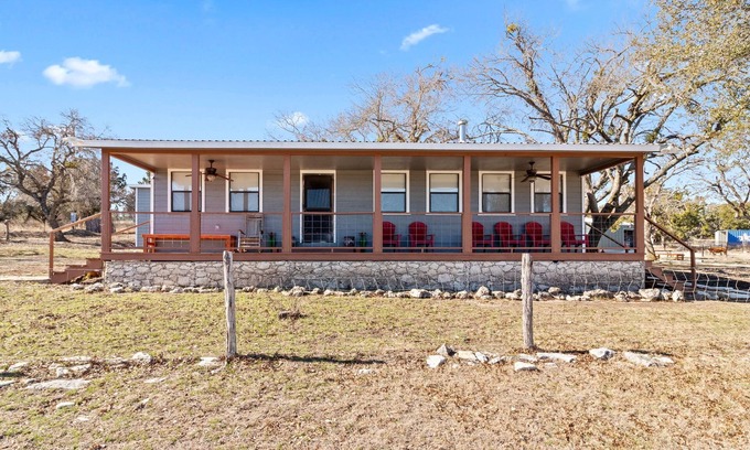 Harper House | The Yella Dilly Ranch, Sleeps 20! Peaceful Oasis, Pool, Jacuzzi, Events!