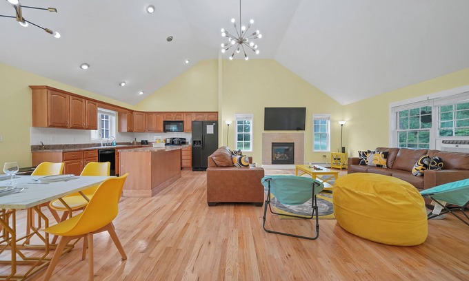 Monticello House | "The Yellow Monticello"