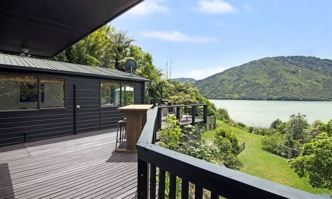 Havelock House | Thirsty Weta Belvue - Havelock Holiday Home