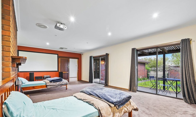 Canadian House | This charming & cozy 4BR house is your next best bet for your family getaway!