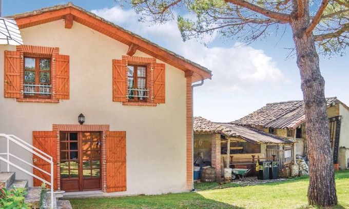 Canals House | This charming cottage is located in a hamlet ideally situated to discover the countryside as well as