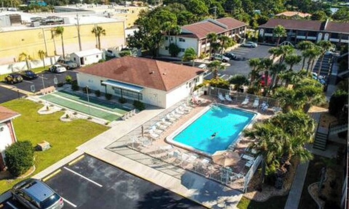 Englewood Condo | This condominium is a 2 bedroom(s), 2 bathrooms, located in Englewood, FL.