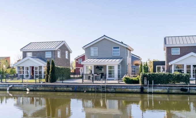 Oude-Tonge House | This detached island house has a modern appearance. The living room is on the ground floor. In the g