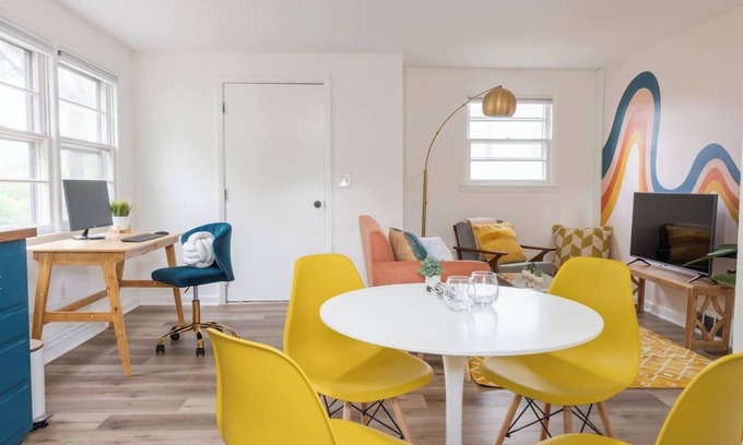 Lincoln Park House | This guest house is a 1 bedroom(s), 1 bathrooms, located in Kingston, NY.