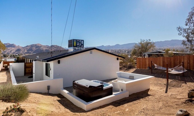 Joshua Tree House | This house is a 2 bedroom(s), 1 bathrooms, located in Joshua Tree, CA.