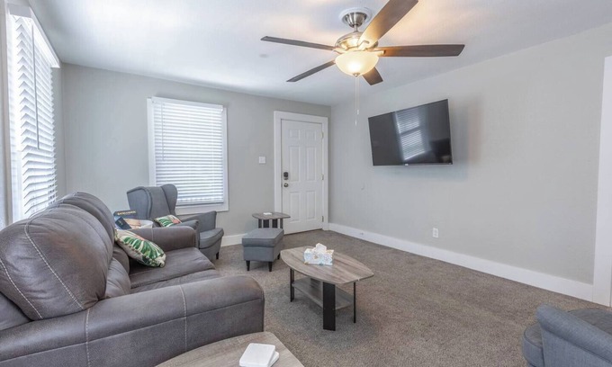 Independence House | This house is a 3 bedroom(s), 1 bathrooms, located in Independence, MO.
