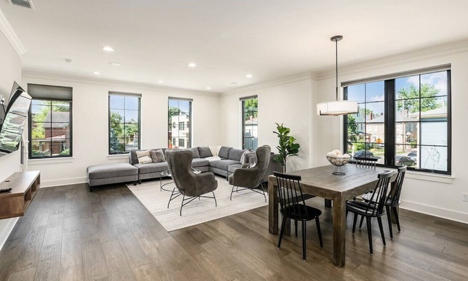 Weinland Park House | This house is a 4 bedroom(s), 4 bathrooms, located in Columbus, OH.