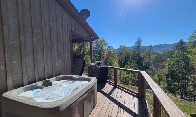 Whittier Cabin | This is IT! Near Polar Express, WCU, Casino, Dog friendly, HOT TUB w ROBES!