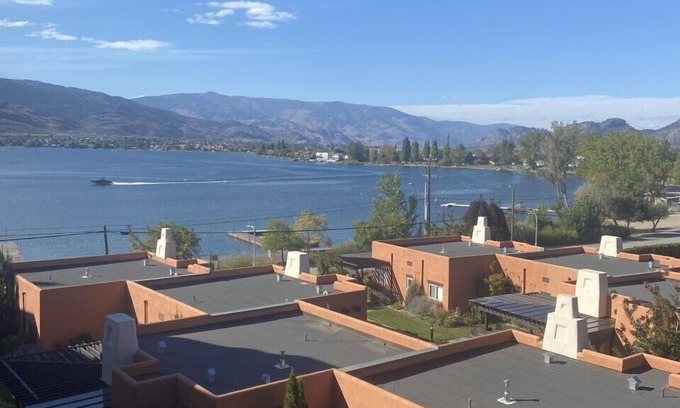 Okanagan-Similkameen Condo | This is the life. 3 bedroom lakefront property close to everything!