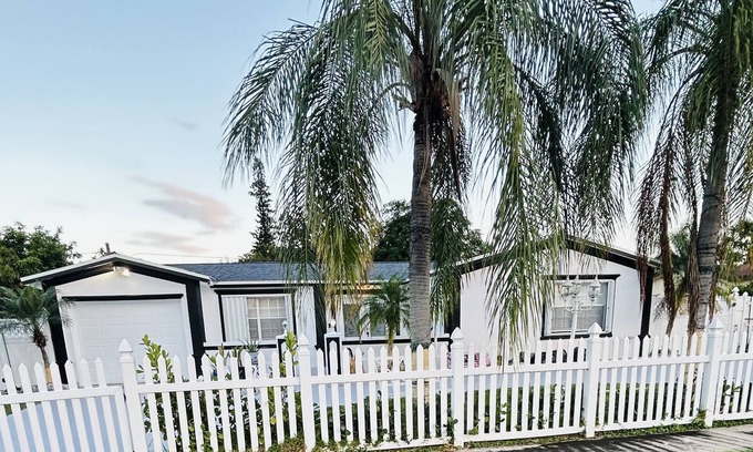 West Palm Beach House | This lovely 3bed/2bath/is located in West Palm Beach Fl. Hot tub, cl to Beach.