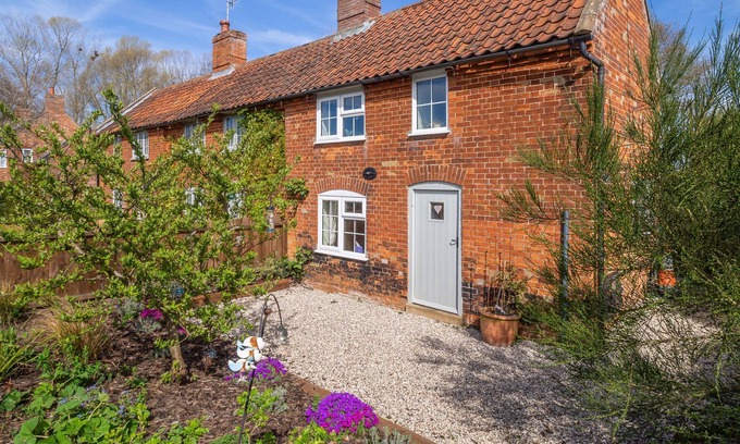 Saxmundham Apartment | This lovely cottage is a short drive from the coast
