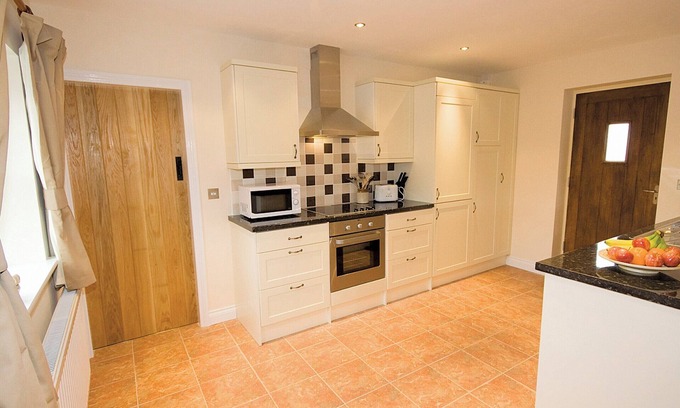 Huxley Cottage | This spacious property for 4 has extensive views and an abundance of attractions close by.
