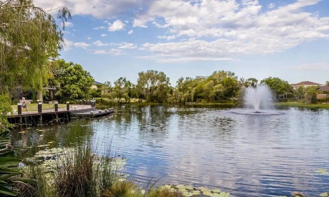 Varsity Lakes House | This stunning family friendly townhouse in Varsity Lakes awaits you!