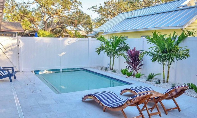 Gulfport House | This townhouse is a 2 bedroom(s), 1 bathrooms, located in Gulfport, FL.