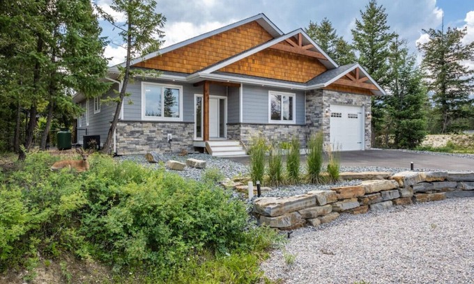 East Kootenay House | Three Peaks | Private Hot Tub | Games Room | Golf