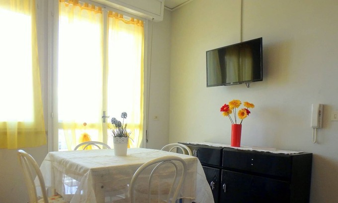 Lido di Pomposa Apartment | three-room apartment in a beachfront condo with a view of the pedestrian walkway