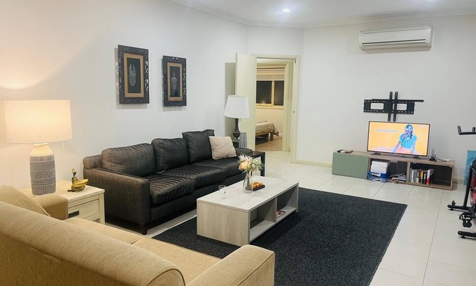 Mulgrave House | Tidy Room with a own toilet/bath - Mulgrave