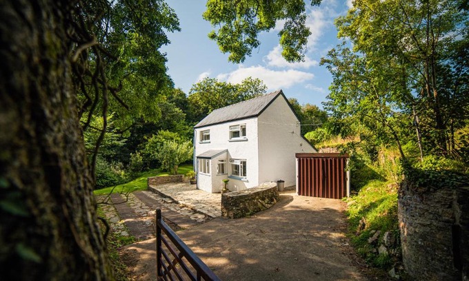 St Brides House | Timber Hill - Cottage with Hot tub