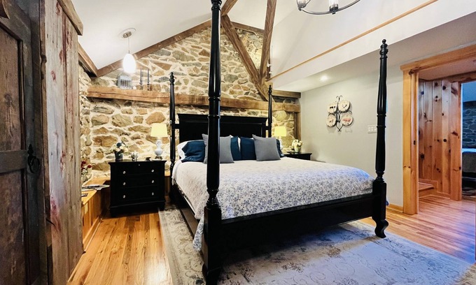 Blue Ridge Bed & Breakfast | Timeless Elegance in Restored Suite – King Bed & Private Spa Bath