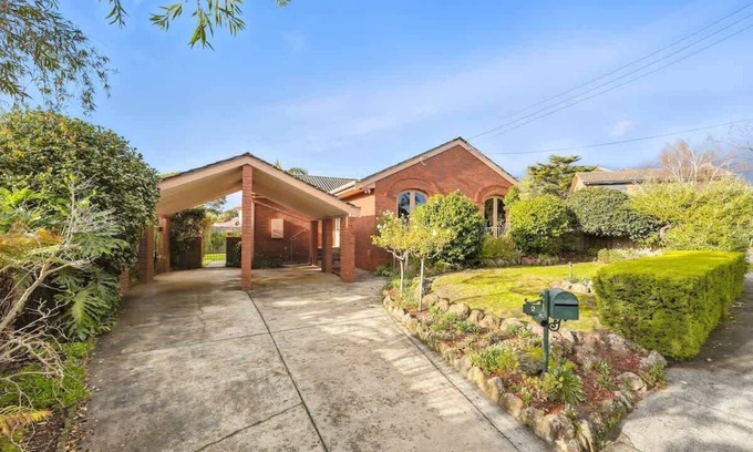 Frankston House | Timeless Frankston Heritage Family Home