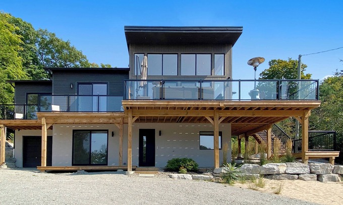 Tiny Cabin | Tiny Cove - Luxurious Modern Getaway in Tiny, ON