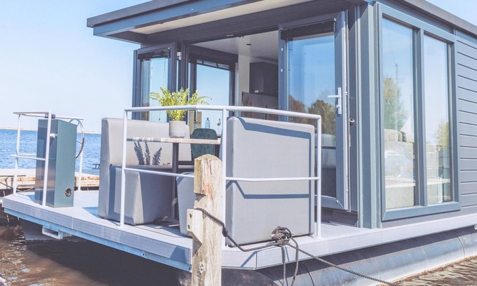 Municipality of Uitgeest Boat Rental | Tiny houseboat on the Uitgeestermeer lake