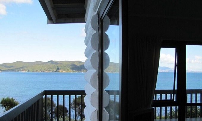Tryphena Hotel | Tipi and Bob's Waterfront Lodge