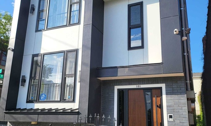 Weequahic Apartment | TKC VILLA has a spacious 3-bedroom apartment on 3 fls with WiFi, AC in Newark