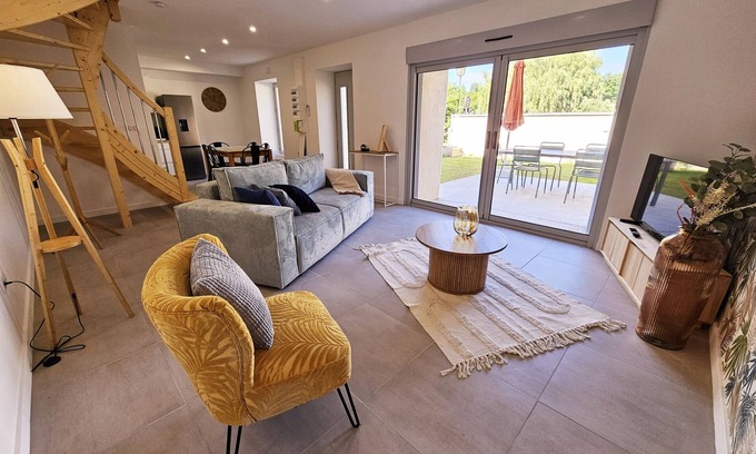 Chateauneuf-sur-Charente House | To the sound of water on the terrace side