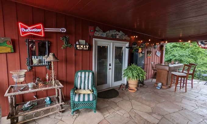 Louisville Apartment | Toad Hill: Great views! Minutes to UT & Airport! Pet Friendly!