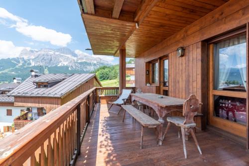 Cortina d'Ampezzo Apartment | Tofane View Apartment with Terrace R&R