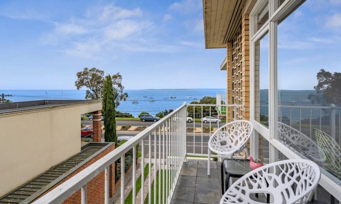 Geelong Apartment | Top Floor Geelong Waterfront Apartment