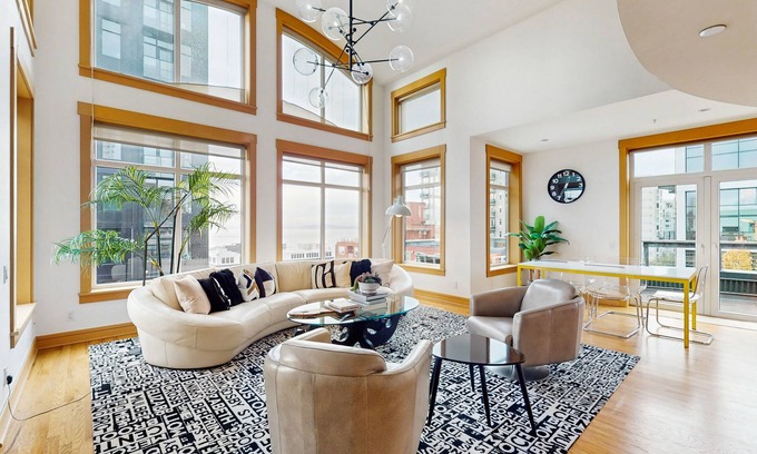 Belltown Condo | Top-Floor Penthouse Loft w/Bay & Space Needle Views in Heart of Seattle