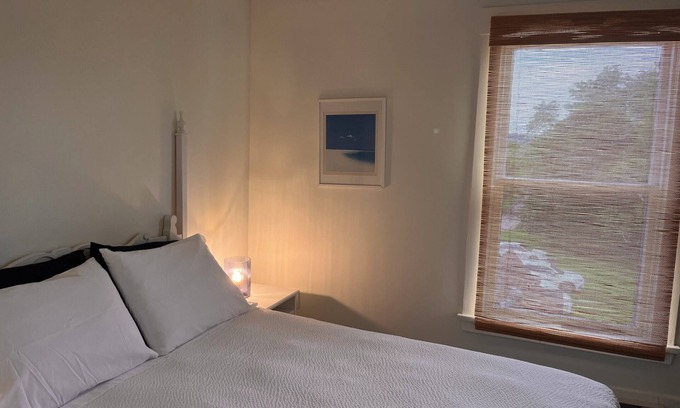 Victoria Villa | Top-Floor Private Ensuite in Victoria | Irish Point Room with Sunrise Views