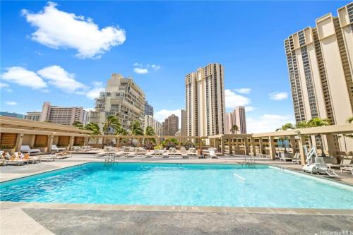 Ala Moana Apartment | Top Floor Studio with Balcony & Views 3528