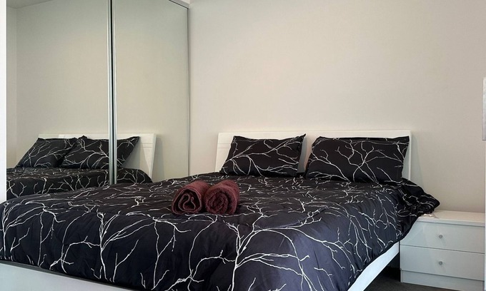 Carlton South Apartment | Top Level Apt. in Melb CBD w. Balcony City View; near Tram Stop & Train Stations