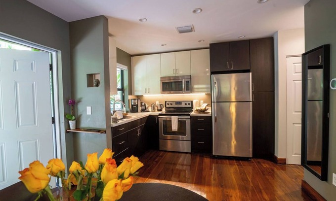 Southwest Coconut Grove House | Top-Rated Luxury Oasis! Coconut Grove Cottage, Garden, Walk to Bay. Free Parking