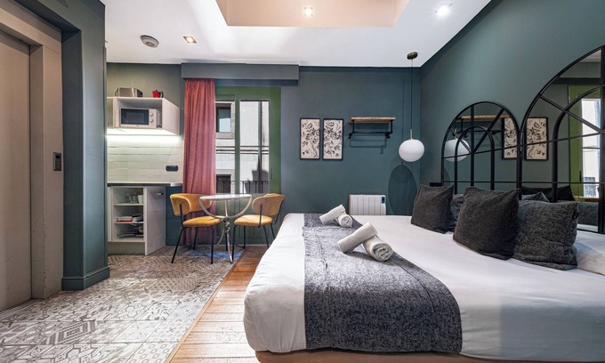 El Born Apartment | Top studio in the heart of Born with a small balcony, possibility of parking