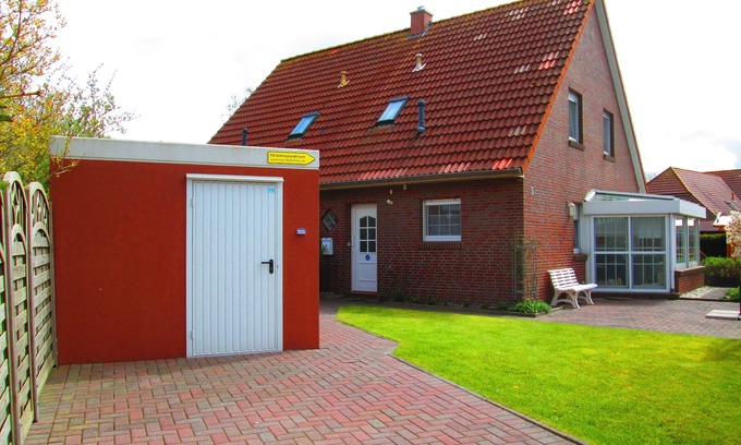 Westerbur House | Top vacation home, 6 p., 3 bedrooms, WLAN, fireplace, bath, winter garden, terrace, dog