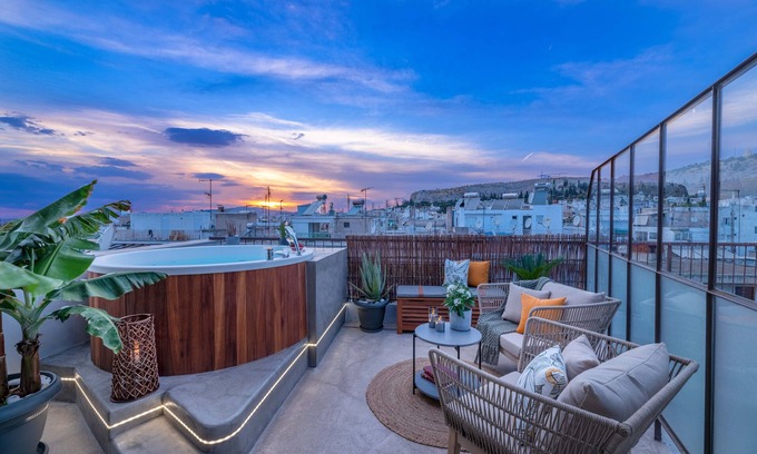 Neos Kosmos Apartment | TopFloor Getaway Balcony & Hot tub+Acropolis view