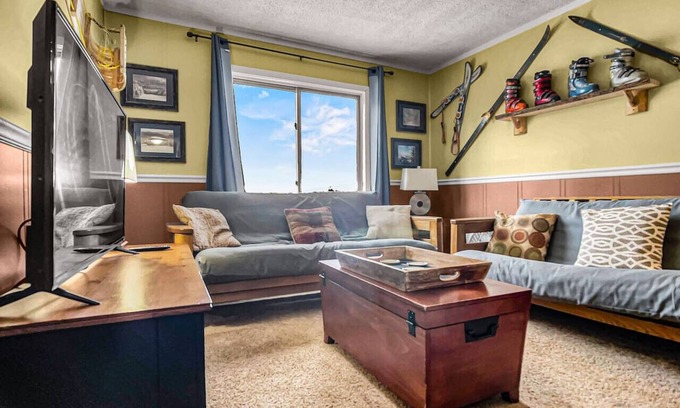 Snowshoe Apartment | TOTW214 Slope Side Condo WiFi Next To Lift Parking