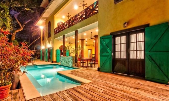 Bullet Tree Falls Apartment | Toucan Suite @ Mahogany Hall