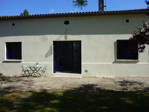 Virazeil Apartment | Tour Rouge Gites