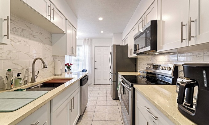 Park Central House | Townhome 2B/2Ba/2parking/near Medical city and major fry'snn