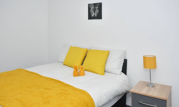 Hanley House | Townhouse @ 24 Brunswick Place Stoke - SUPERIOR DOUBLE ENSUITE WITH TV