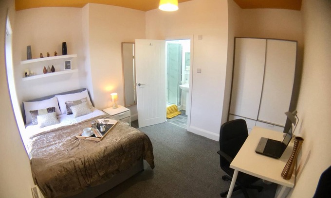 Crewe House | Townhouse @ 87 Walthall Street Crewe - Double Ensuite