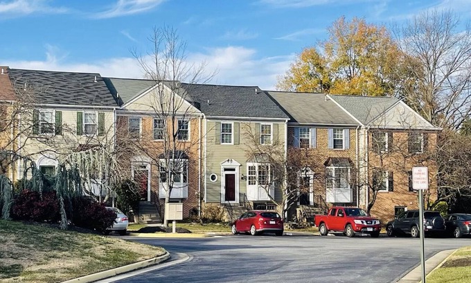 Lorton House | Townhouse in a beautiful setting near DC.Less than 5 mins to VRE train and hwy