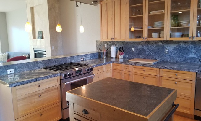 Longmont House | Townhouse near coffee shops/dining w/1 gig wifi